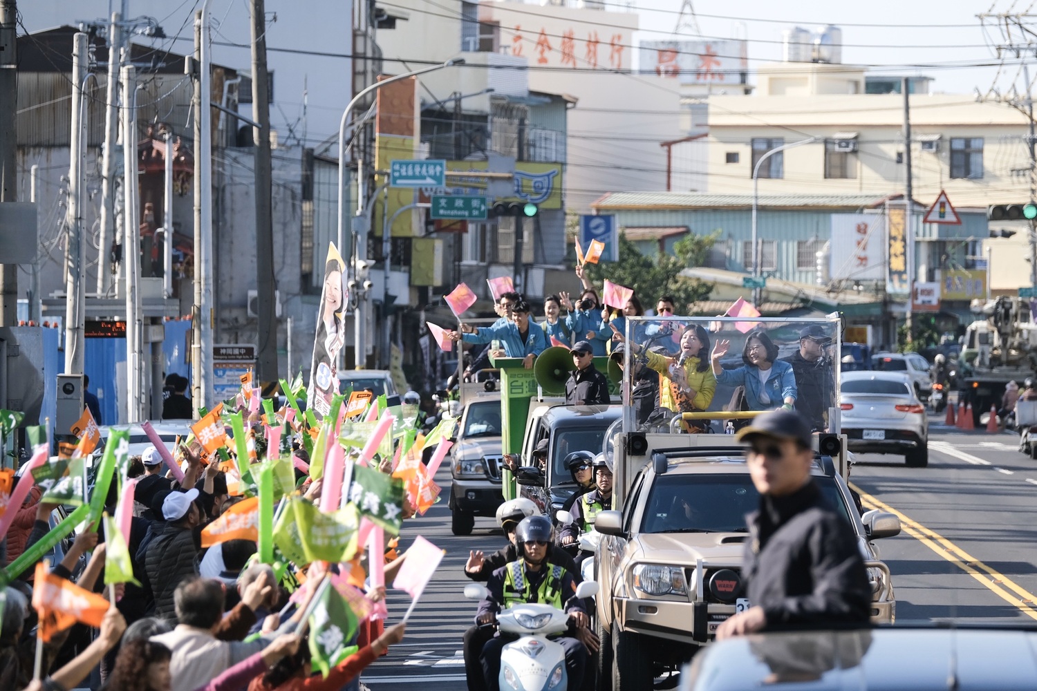總統蔡英文和台中市第三選區立委參選人洪慈庸在台中市大雅區和神岡區掃街,支持者舉旗歡迎。 圖:洪慈庸競選辦公室/提供 總統蔡英文和台中市第三選區立委參選人洪慈庸在台中市大雅區和神岡區掃街,支持者舉旗歡迎。 圖:洪慈庸競選辦公室/提供
