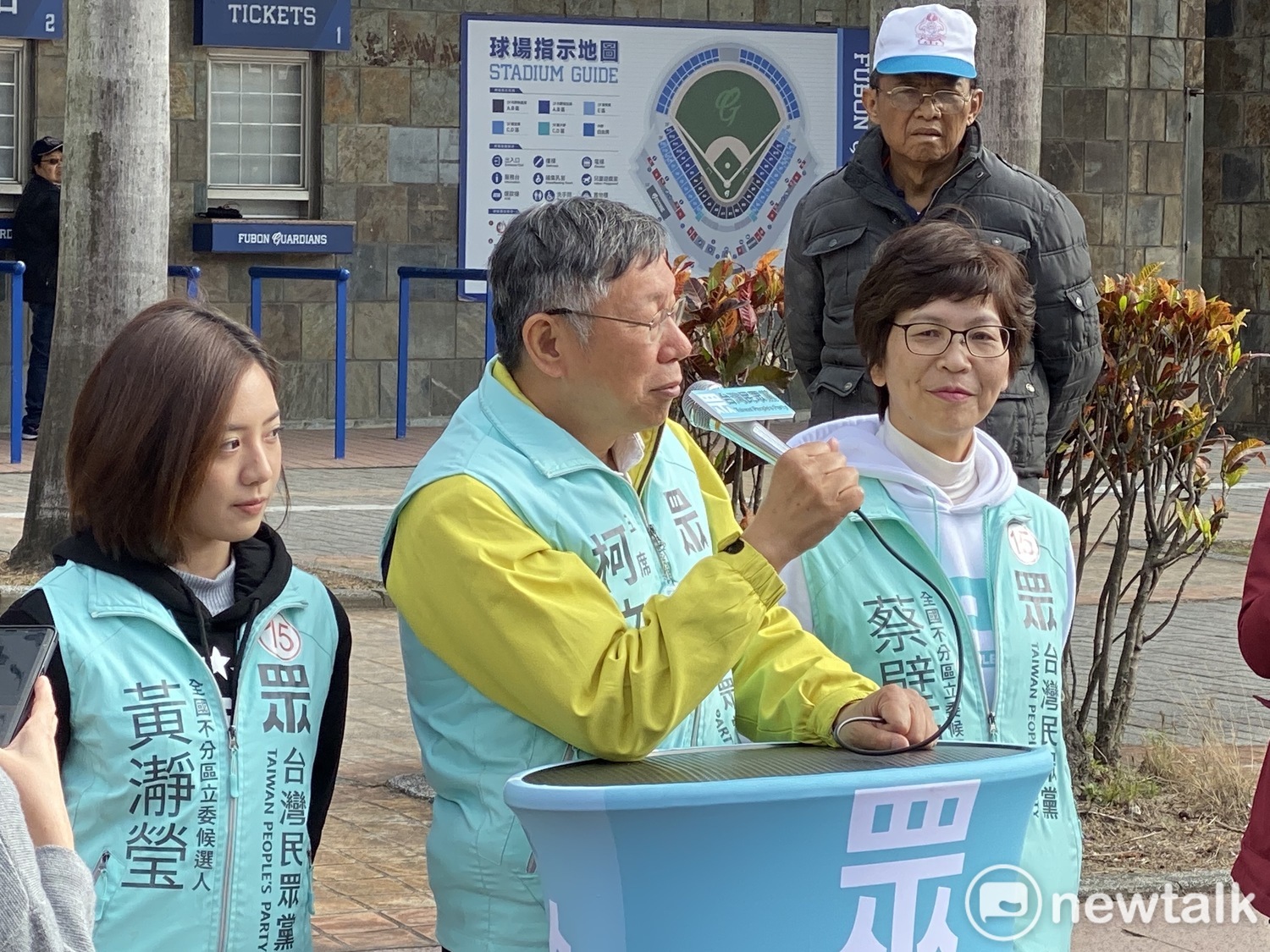 民眾黨主席柯文哲(中)、民眾黨立委蔡壁如(右)、民眾黨不分區被提名人黃瀞瑩(左)。 圖:周煊惠 /攝(資料照) 民眾黨主席柯文哲(中)、民眾黨立委蔡壁如(右)、民眾黨不分區被提名人黃瀞瑩(左)。 圖:周煊惠 /攝(資料照)