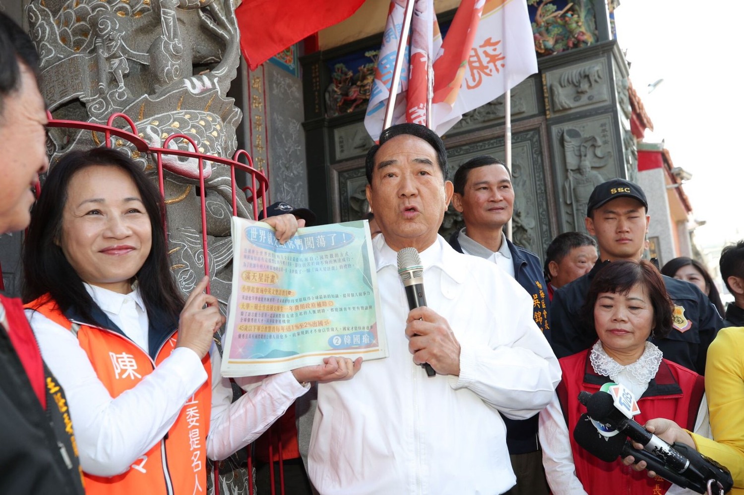 親民黨總統候選人宋楚瑜今(9)天在桃園楊梅三元宮受訪。 圖:親民黨/提供 親民黨總統候選人宋楚瑜今(9)天在桃園楊梅三元宮受訪。 圖:親民黨/提供