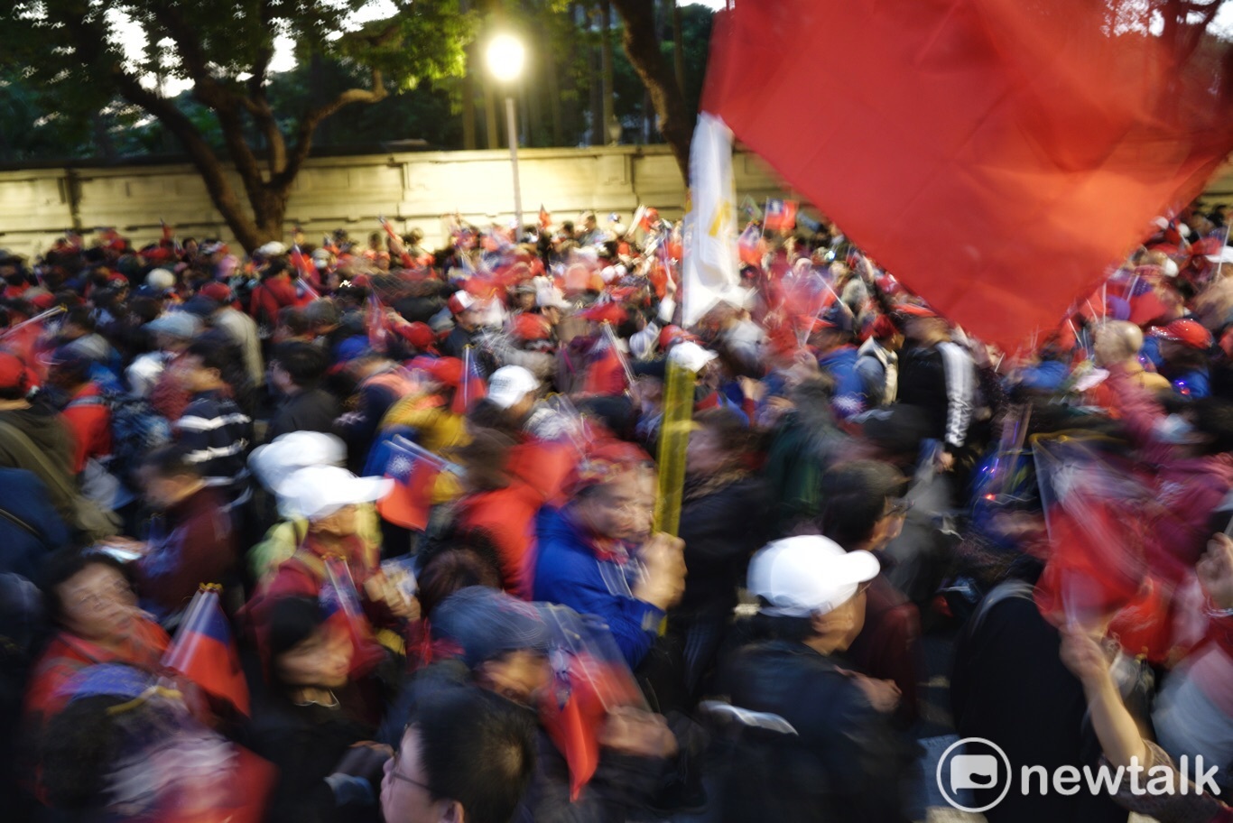 支持者揮舞國旗,現場擠得難以通行。 圖:張良一/攝 支持者揮舞國旗,現場擠得難以通行。 圖:張良一/攝