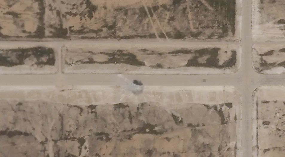 被導彈擊中的起降跑道 圖:翻攝自「觀察者網」 被導彈擊中的起降跑道 圖:翻攝自「觀察者網」