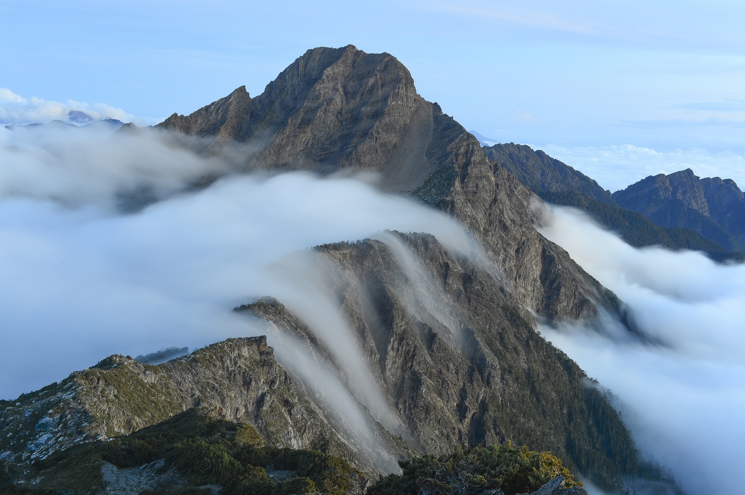 玉山流雲。 圖:拍攝者賴錦煌/營建署提供 玉山流雲。 圖:拍攝者賴錦煌/營建署提供