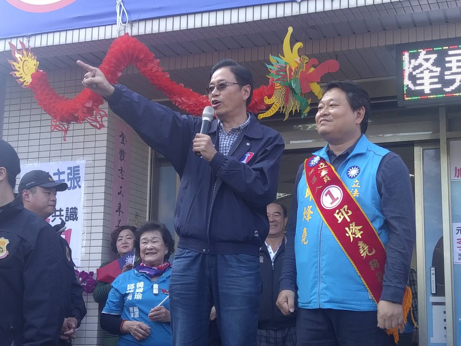 張善政到韓國瑜、邱烽堯聯合競總打氣。 圖:邱烽堯競選總部提供 張善政到韓國瑜、邱烽堯聯合競總打氣。 圖:邱烽堯競選總部提供