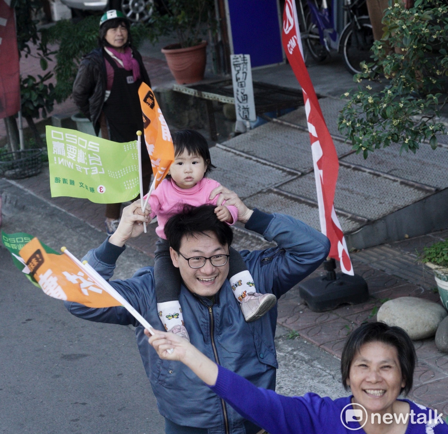 一位爸爸和女兒在路邊為小英加油。 圖:張良一/攝 一位爸爸和女兒在路邊為小英加油。 圖:張良一/攝