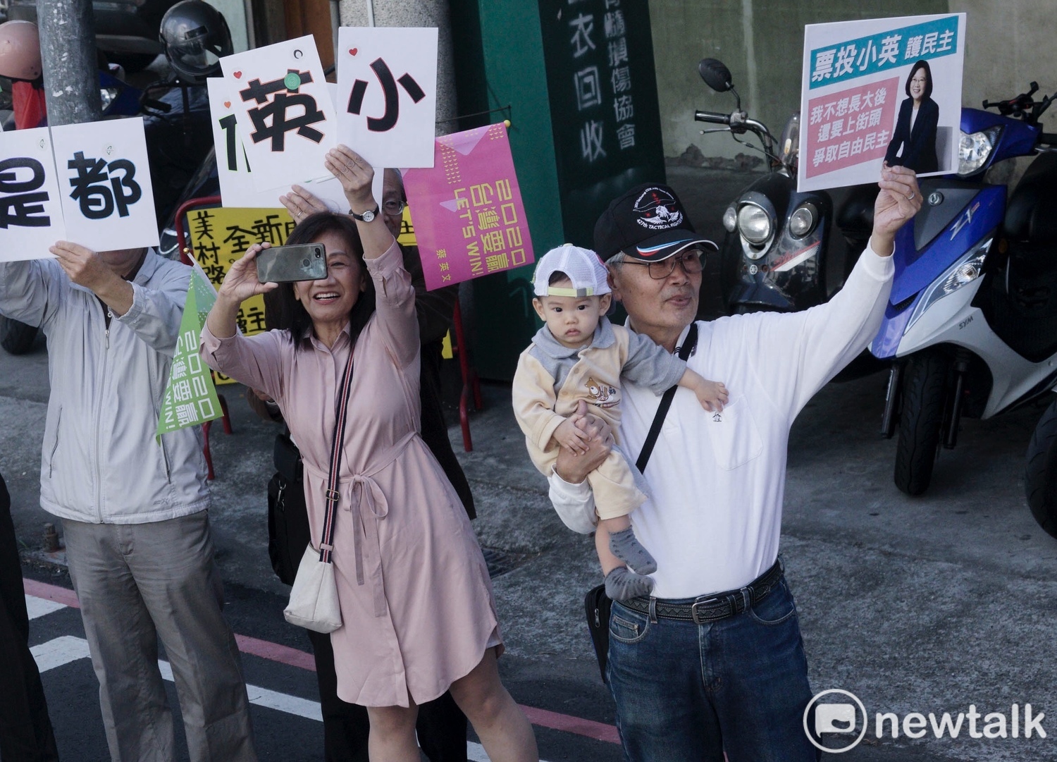 一位阿公抱著孫子在路旁為小英加油,旁邊的人則是高舉「小英我們都是你的」手舉牌,為小英助陣! 圖:張良一/攝 一位阿公抱著孫子在路旁為小英加油,旁邊的人則是高舉「小英我們都是你的」手舉牌,為小英助陣! 圖:張良一/攝