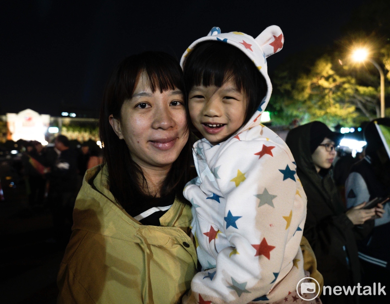 一位媽媽帶著孩子去蔡英文在新竹竹北舉行的造勢晚會,為小英加油。 圖:張良一/攝 一位媽媽帶著孩子去蔡英文在新竹竹北舉行的造勢晚會,為小英加油。 圖:張良一/攝