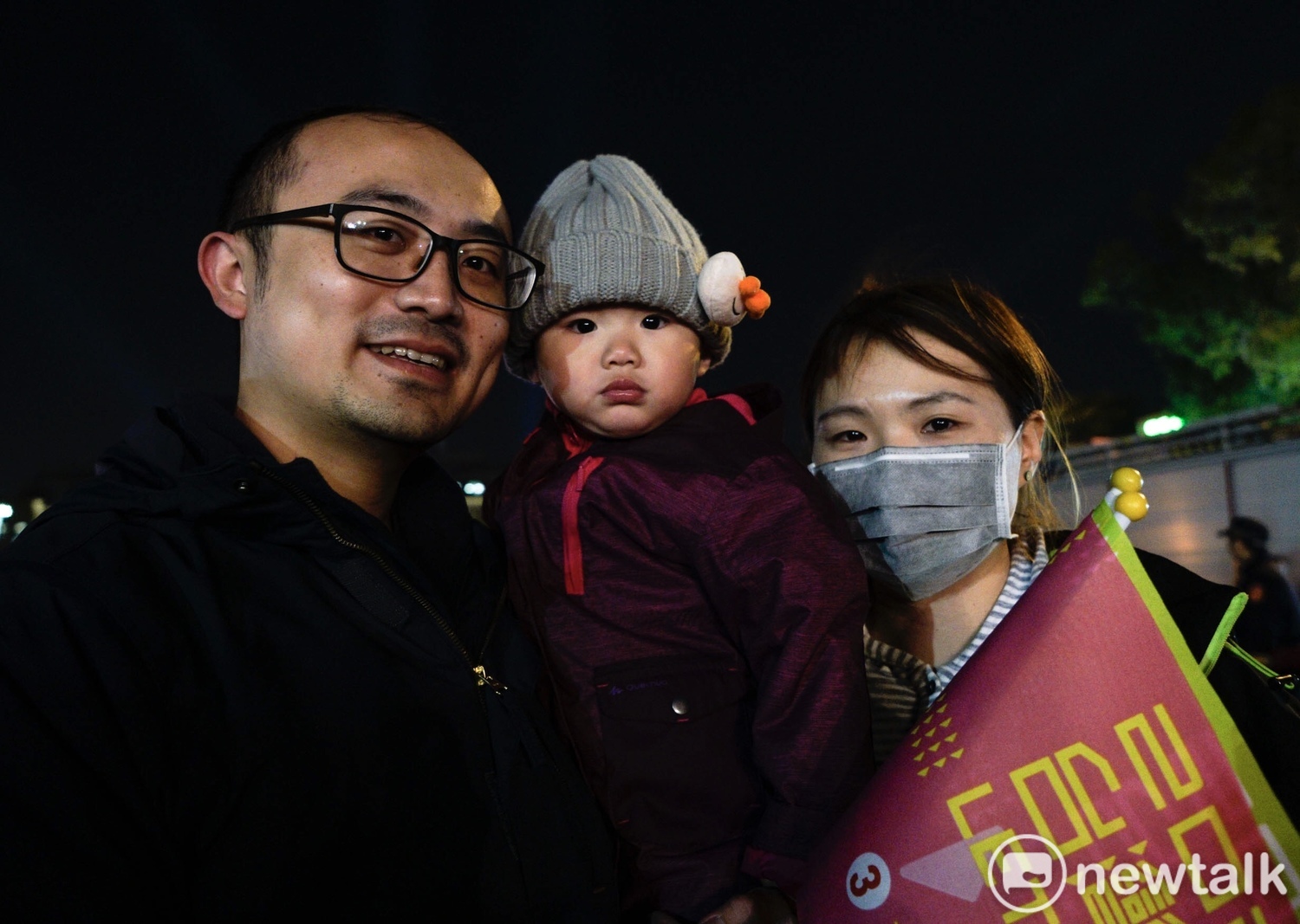 一對年輕的爸爸媽媽冒著低溫和寒風,帶著孩子去蔡英文在新竹竹北舉行的造勢晚會,為小英加油。 圖:張良一/攝 一對年輕的爸爸媽媽冒著低溫和寒風,帶著孩子去蔡英文在新竹竹北舉行的造勢晚會,為小英加油。 圖:張良一/攝