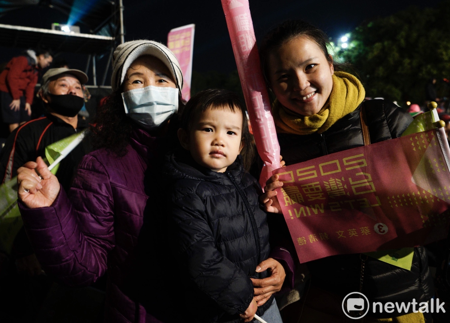 阿嬤和媽媽帶著孩子去蔡英文在新竹竹北舉行的造勢晚會,為小英加油。 圖:張良一/攝 阿嬤和媽媽帶著孩子去蔡英文在新竹竹北舉行的造勢晚會,為小英加油。 圖:張良一/攝