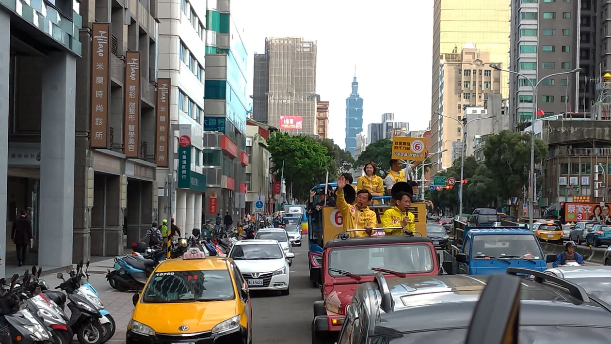時代力量今天下午在台北車掃。 圖:陳佩君/攝 時代力量今天下午在台北車掃。 圖:陳佩君/攝
