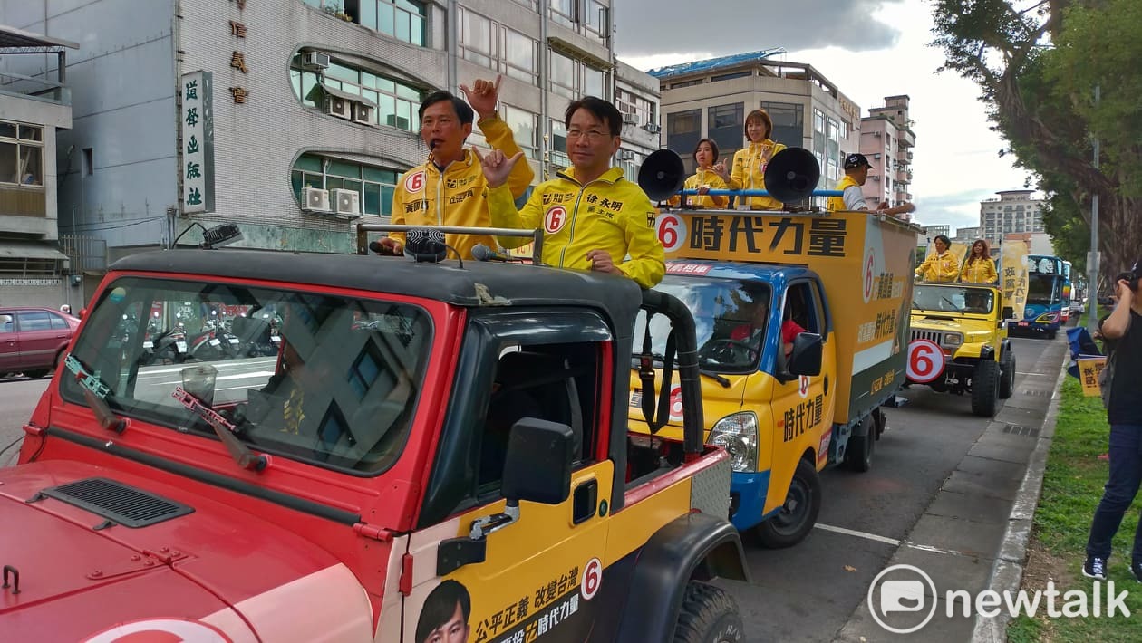黃國昌、徐永明站上戰車。 圖:陳佩君/攝 黃國昌、徐永明站上戰車。 圖:陳佩君/攝