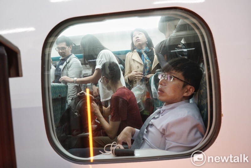 昨晚老人擠爆凱道,今天傍晚下班時間,返鄉投票年輕人擠爆高鐵。高鐵往南,班班爆滿。 圖:張良一/攝 昨晚老人擠爆凱道,今天傍晚下班時間,返鄉投票年輕人擠爆高鐵。高鐵往南,班班爆滿。 圖:張良一/攝