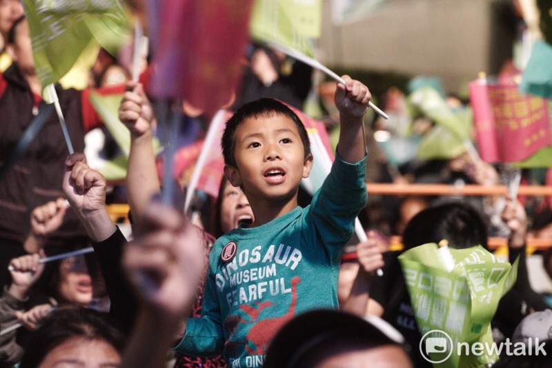 民進黨選前之夜在台北凱道舉辦,一名小男孩高舉手中的旗子揮舞。 圖:張良ㄧ/攝 民進黨選前之夜在台北凱道舉辦,一名小男孩高舉手中的旗子揮舞。 圖:張良ㄧ/攝