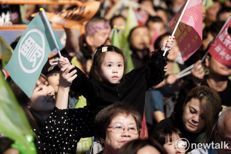 民進黨選前之夜在台北凱道舉辦,一名小女孩雙手高舉旗子。 圖:張良ㄧ/攝 民進黨選前之夜在台北凱道舉辦,一名小女孩雙手高舉旗子。 圖:張良ㄧ/攝