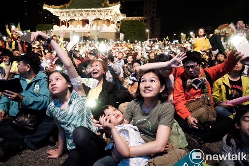 民進黨選前之夜凱道造勢,許多支持者拿起手機,點亮閃光燈揮舞。 圖:張良ㄧ/攝 民進黨選前之夜凱道造勢,許多支持者拿起手機,點亮閃光燈揮舞。 圖:張良ㄧ/攝
