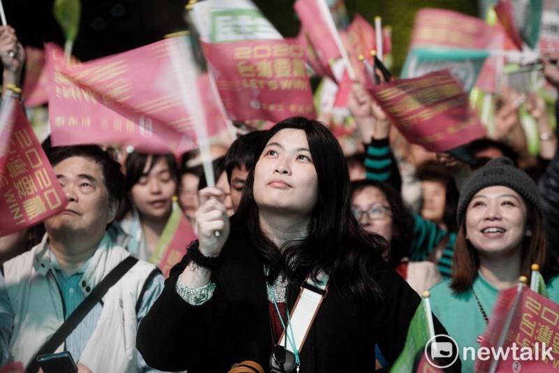 民進黨選前之夜凱道造勢,支持者們揮舞「台灣要贏」旗子。 圖:張良ㄧ/攝 民進黨選前之夜凱道造勢,支持者們揮舞「台灣要贏」旗子。 圖:張良ㄧ/攝