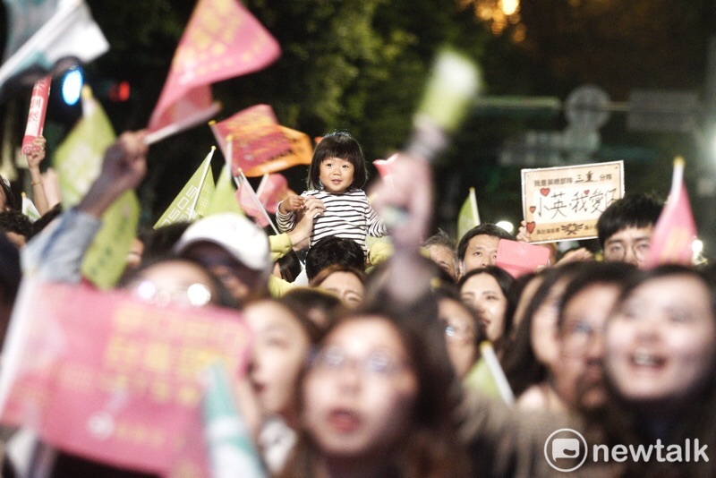 民進黨選前之夜凱道造勢,一名小女孩開心地被舉起。 圖:張良ㄧ/攝 民進黨選前之夜凱道造勢,一名小女孩開心地被舉起。 圖:張良ㄧ/攝
