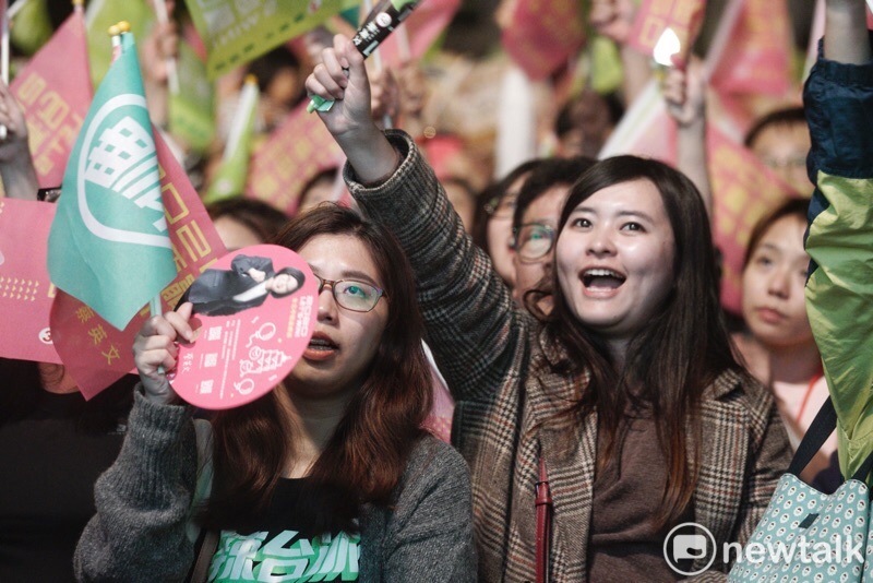 民進黨選前之夜凱道造勢,許多年輕支持者到場壯勢。 圖:張良ㄧ/攝 民進黨選前之夜凱道造勢,許多年輕支持者到場壯勢。 圖:張良ㄧ/攝