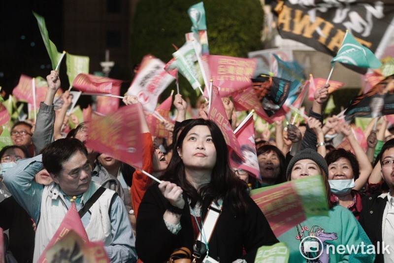 民進黨選前之夜凱道造勢,一名女子眼帶期盼地望向前方。 圖:張良ㄧ/攝 民進黨選前之夜凱道造勢,一名女子眼帶期盼地望向前方。 圖:張良ㄧ/攝