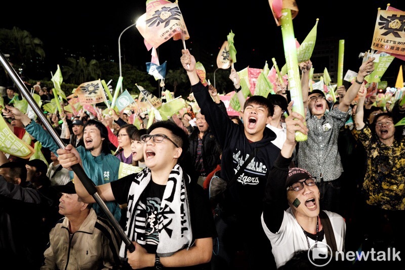 年輕支持者熱情搖旗吶喊。 圖:張良ㄧ/攝 年輕支持者熱情搖旗吶喊。 圖:張良ㄧ/攝
