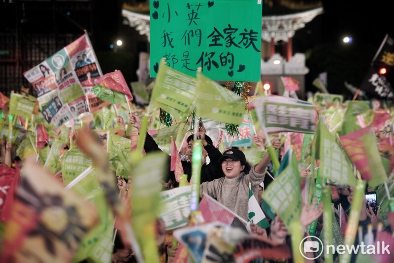 支持者高舉標語「小英,我們全家族都是你的。」 圖:張良ㄧ/攝 支持者高舉標語「小英,我們全家族都是你的。」 圖:張良ㄧ/攝