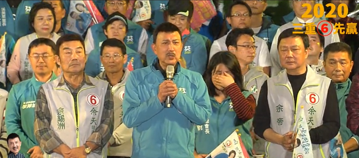 民進黨今(10)晚在新北舉辦「勇敢自信護台同行」晚會,余天上台致詞時卻稱支持國民黨總統候選人韓國瑜的粉絲為「死韓粉」。 圖:擷自余天臉書直播影片 民進黨今(10)晚在新北舉辦「勇敢自信護台同行」晚會,余天上台致詞時卻稱支持國民黨總統候選人韓國瑜的粉絲為「死韓粉」。 圖:擷自余天臉書直播影片