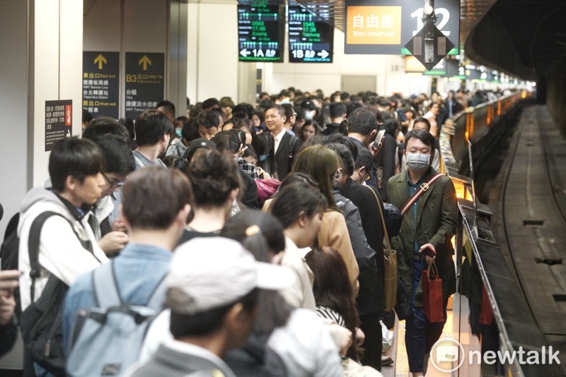 緊張了!  高市長補選決戰最後17hrs！  驚傳高鐵左營車站「塞滿滿」...