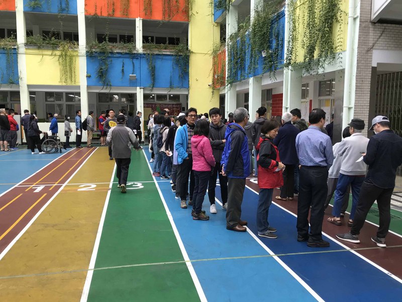 第15任總統、副總統及第10屆立委選舉11日8時開始投票,一早8時不到就有民眾大排長龍等待進入投票所。圖為台北市大安區新民國小投票所。 圖:中央社 109年1月11日 第15任總統、副總統及第10屆立委選舉11日8時開始投票,一早8時不到就有民眾大排長龍等待進入投票所。圖為台北市大安區新民國小投票所。 圖:中央社 109年1月11日