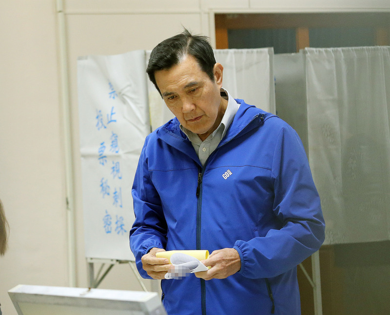 前總統馬英九(左2)一早就到住家附近的投票所投票。 圖:中央社 前總統馬英九(左2)一早就到住家附近的投票所投票。 圖:中央社