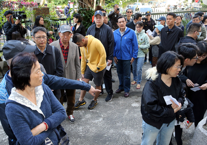 第15任總統副總統及第10屆立法委員選舉11日舉行,許多民眾等著排隊投票。 圖:中央社 第15任總統副總統及第10屆立法委員選舉11日舉行,許多民眾等著排隊投票。 圖:中央社