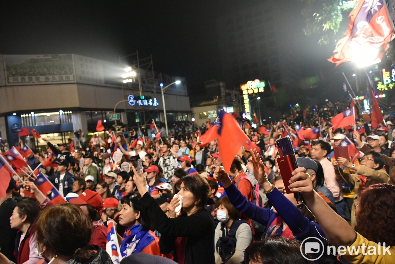 上萬支持者高呼「我挺韓,我驕傲」。 圖:孫家銘/攝 上萬支持者高呼「我挺韓,我驕傲」。 圖:孫家銘/攝