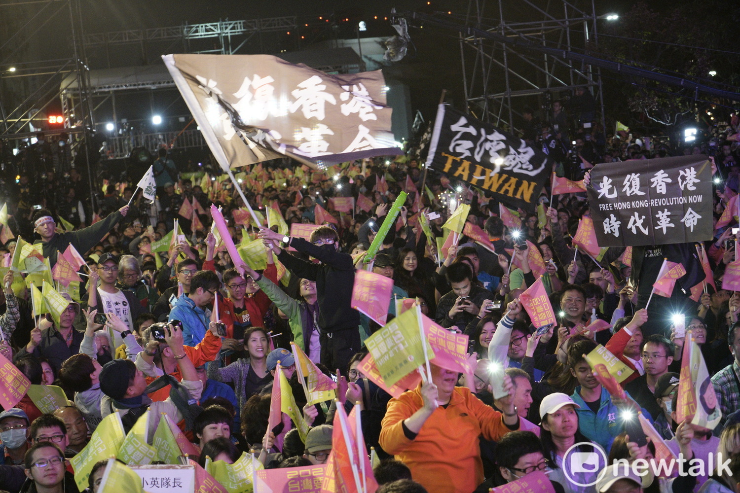 「台灣魂」與「光復香港時代革命」在小英總部開票現場相互輝映。 圖:張良一/攝 「台灣魂」與「光復香港時代革命」在小英總部開票現場相互輝映。 圖:張良一/攝