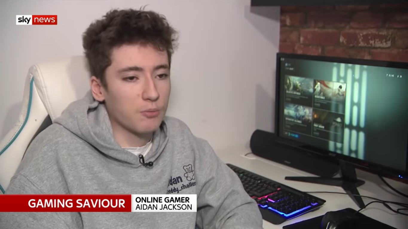英國少年「艾登」突發癲癇昏迷,美國德州少女跨洋急電英國警方救回一命。 圖:翻攝自Youtube 英國少年「艾登」突發癲癇昏迷,美國德州少女跨洋急電英國警方救回一命。 圖:翻攝自Youtube