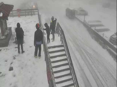 受到大陸冷氣團與水氣足夠影響,合歡山雪,讓守候在山上的民眾玩雪玩得不亦樂乎。 圖:翻攝自即時影像監視器臉書影像 受到大陸冷氣團與水氣足夠影響,合歡山雪,讓守候在山上的民眾玩雪玩得不亦樂乎。 圖:翻攝自即時影像監視器臉書影像