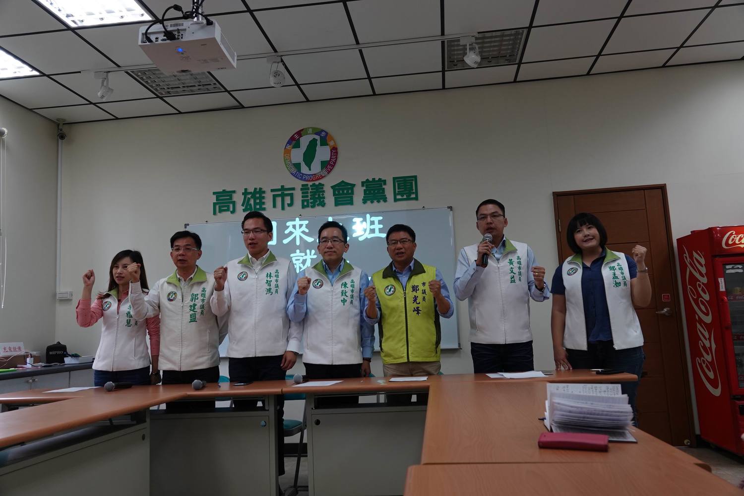 民進黨高雄市議會黨團要求韓國瑜「公開道歉 專心市政」。 圖:民進黨高雄市議會黨團/提供 民進黨高雄市議會黨團要求韓國瑜「公開道歉 專心市政」。 圖:民進黨高雄市議會黨團/提供