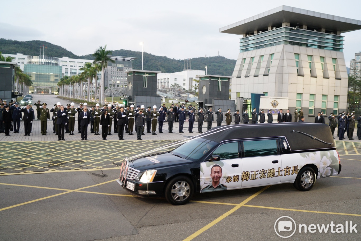 參謀總長沈一鳴等黑鷹失事殉職將士的靈柩車隊行經國防部前,特地停車30秒,總統蔡英文率國安會秘書長李大維、國防部長嚴德發和數千名國軍官兵在國防部前向參謀總長沈一鳴等殉職將士敬禮致敬。 圖:張良一/攝 參謀總長沈一鳴等黑鷹失事殉職將士的靈柩車隊行經國防部前,特地停車30秒,總統蔡英文率國安會秘書長李大維、國防部長嚴德發和數千名國軍官兵在國防部前向參謀總長沈一鳴等殉職將士敬禮致敬。 圖:張良一/攝