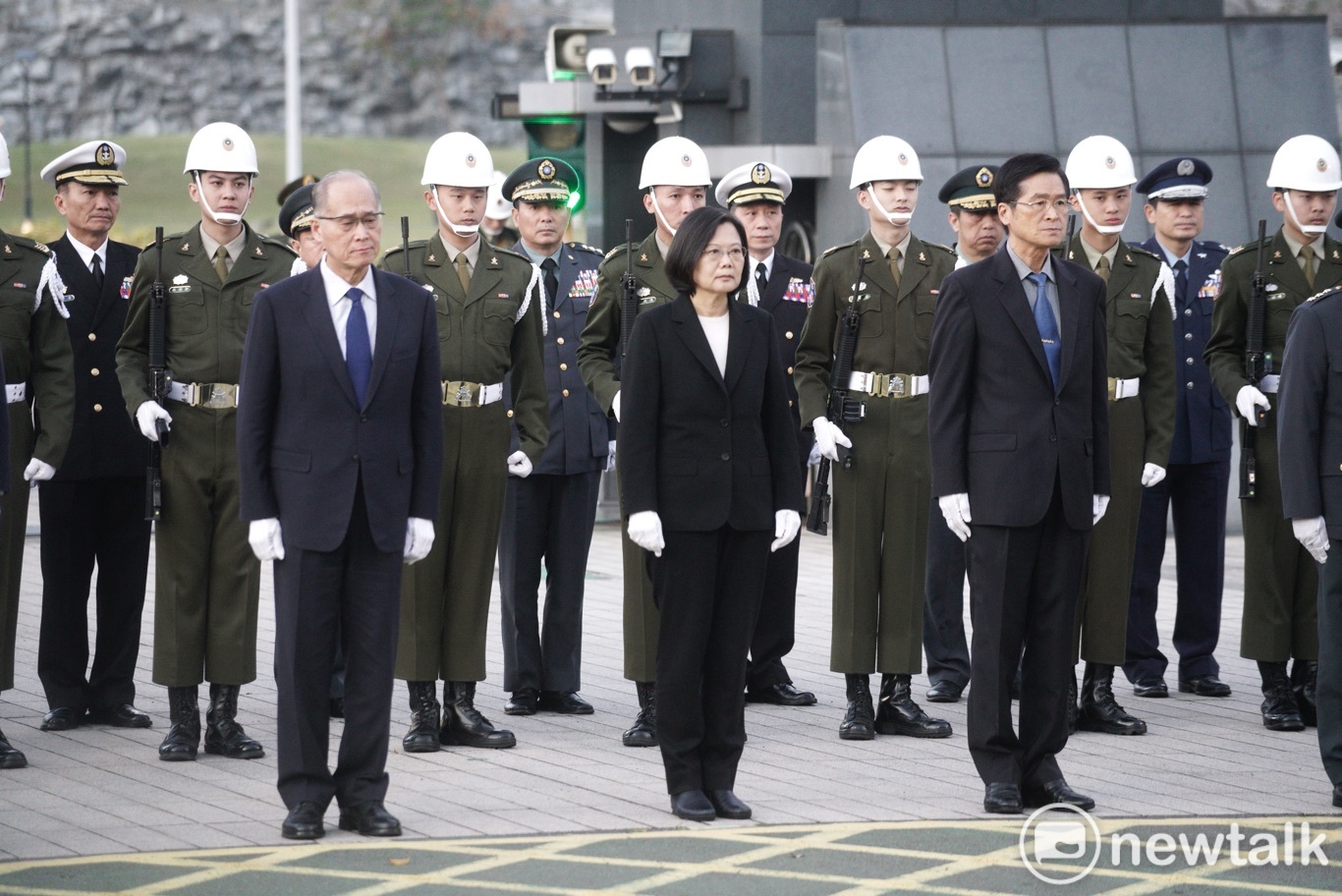 總統蔡英文率國安會秘書長李大維、國防部長嚴德發和數千名國軍官兵在國防部前向參謀總長沈一鳴等殉職將士敬禮致敬。 圖:張良一/攝 總統蔡英文率國安會秘書長李大維、國防部長嚴德發和數千名國軍官兵在國防部前向參謀總長沈一鳴等殉職將士敬禮致敬。 圖:張良一/攝