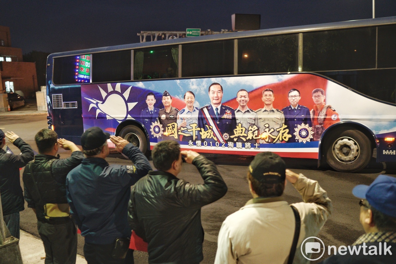 民眾在台北街頭向殉職將士敬禮致敬。 圖:張良一/攝 民眾在台北街頭向殉職將士敬禮致敬。 圖:張良一/攝