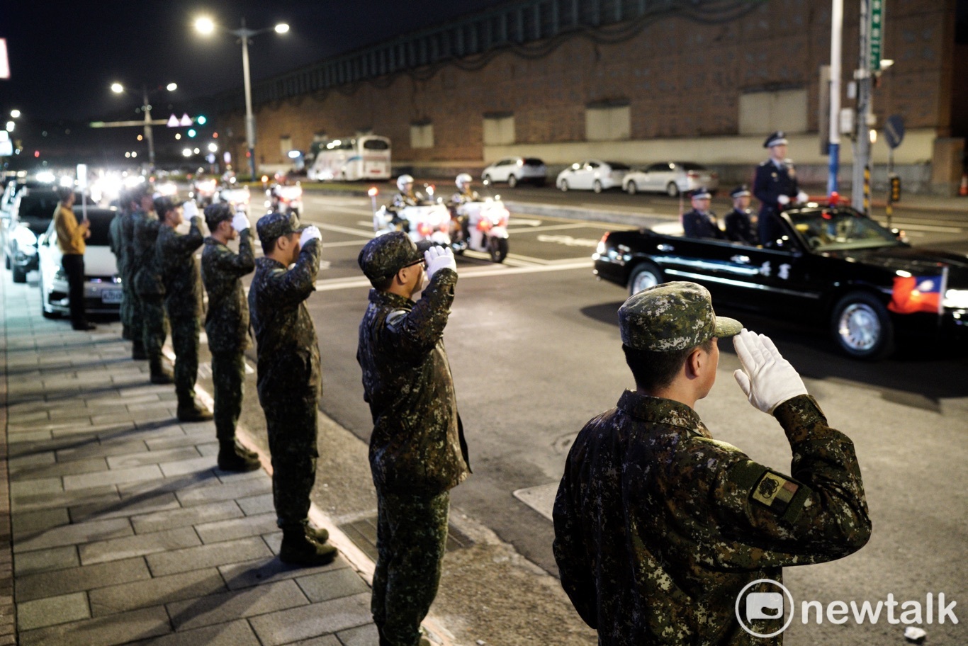 國軍官兵在台北街頭向殉職將士敬禮致敬。 圖:張良一/攝 國軍官兵在台北街頭向殉職將士敬禮致敬。 圖:張良一/攝