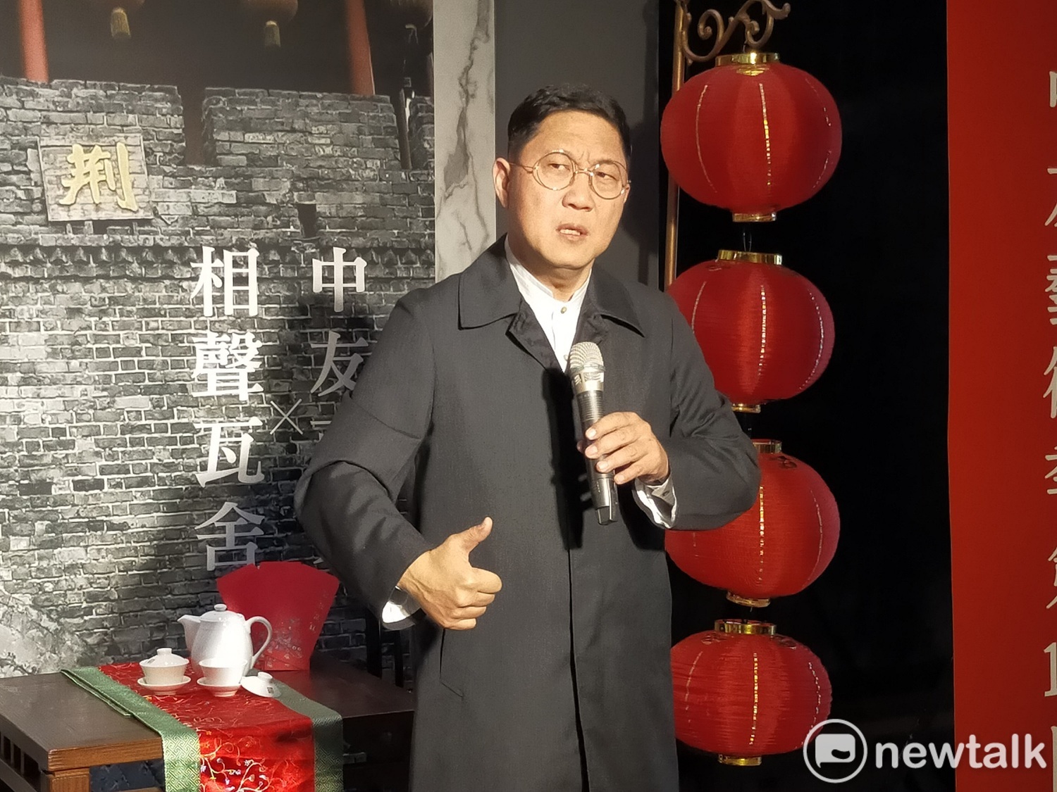 相聲瓦舍負責人馮翊綱表示《十五萬大軍直取西城而來》,取材自《三國演義》裡的空城計故事。 唐復年/攝 相聲瓦舍負責人馮翊綱表示《十五萬大軍直取西城而來》,取材自《三國演義》裡的空城計故事。 唐復年/攝