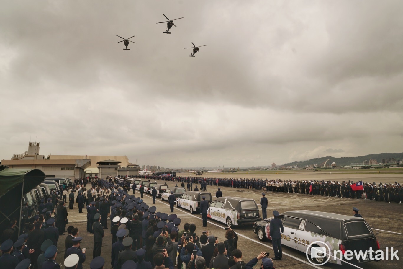 啟靈儀式由3架UH-60M型黑鷹直升機及4架幻象2000型機進行「追思致敬」隊形編隊衝場。 圖 : 張良一/ 攝 啟靈儀式由3架UH-60M型黑鷹直升機及4架幻象2000型機進行「追思致敬」隊形編隊衝場。 圖 : 張良一/ 攝