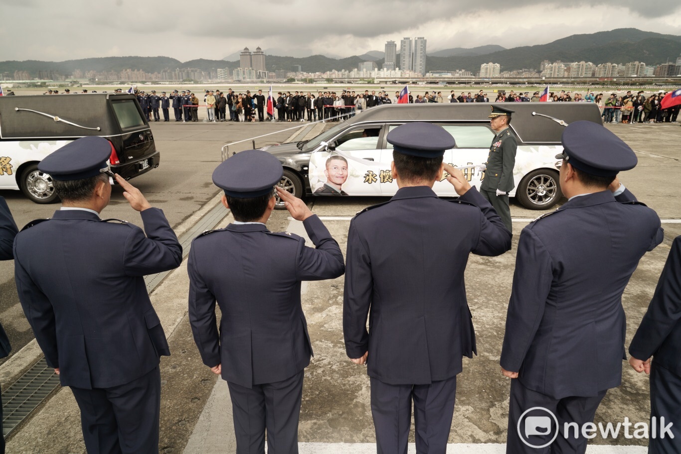 國防部官兵向啟靈車隊敬禮致敬。 圖 : 張良一/ 攝 國防部官兵向啟靈車隊敬禮致敬。 圖 : 張良一/ 攝