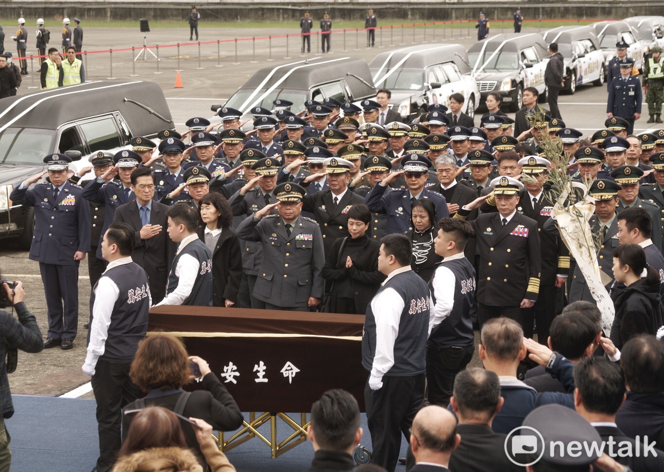 公祭結束,8名將士靈柩將送往二殯,三軍列隊致敬。 圖:張良一/攝 公祭結束,8名將士靈柩將送往二殯,三軍列隊致敬。 圖:張良一/攝