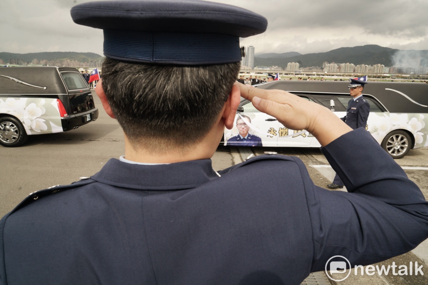 一名軍人向侍從官黃聖航靈車敬禮。 圖:張良一/攝 一名軍人向侍從官黃聖航靈車敬禮。 圖:張良一/攝