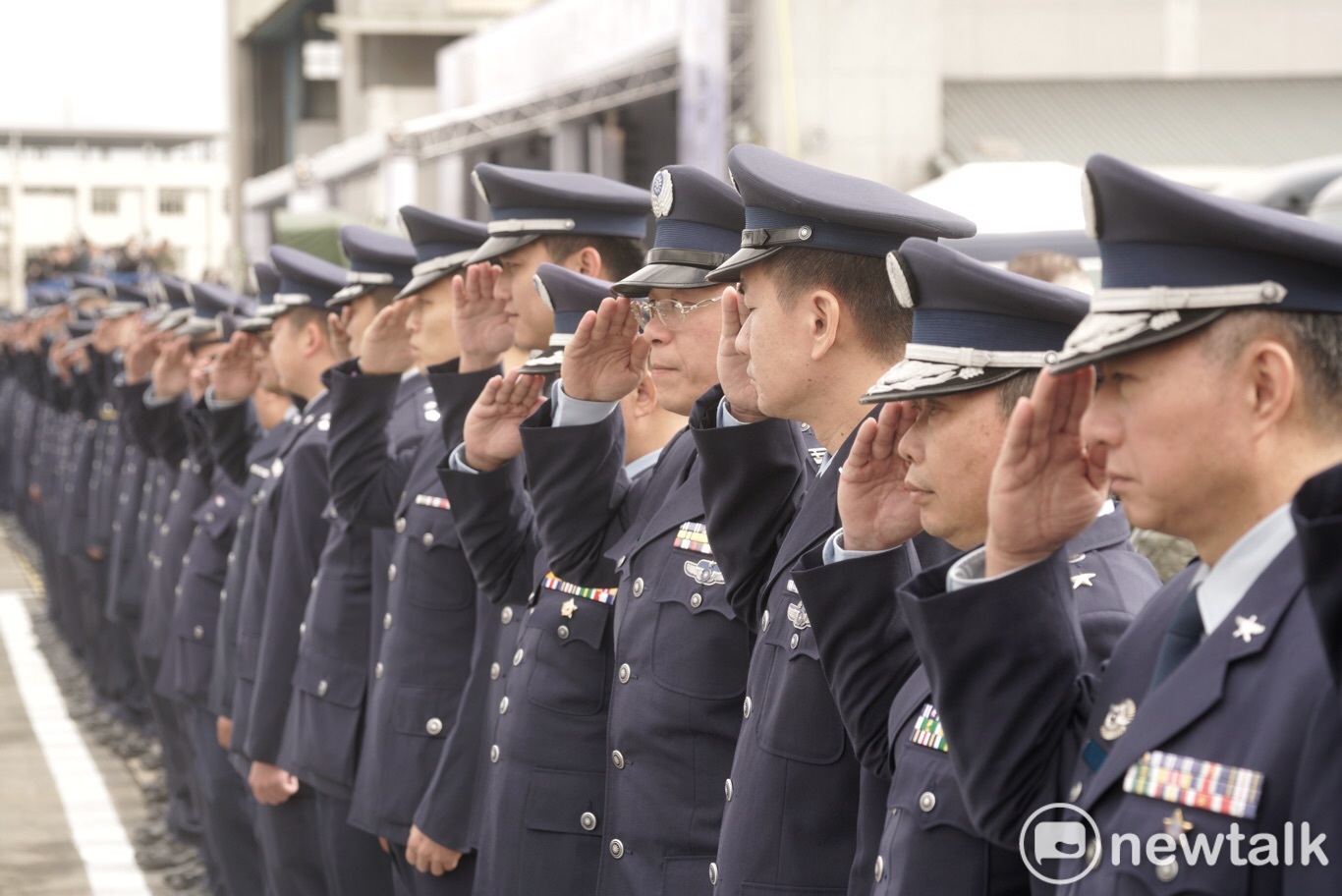 三軍列隊致敬。 圖:張良一/攝 三軍列隊致敬。 圖:張良一/攝