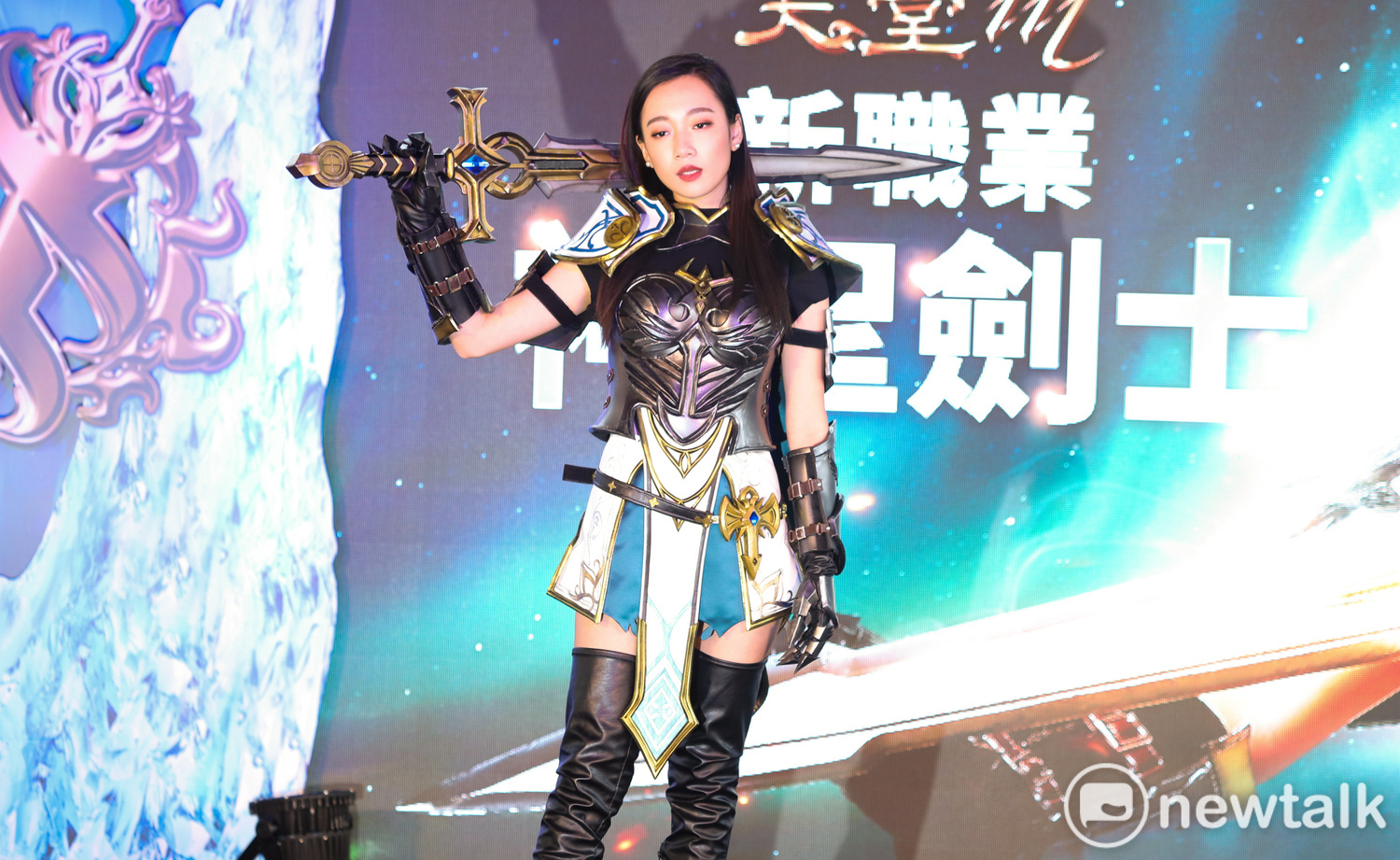 吳卓源坦言這是她首度COS為遊戲角色,穿起來有點「卡卡的」。 吳卓源坦言這是她首度COS為遊戲角色,穿起來有點「卡卡的」。