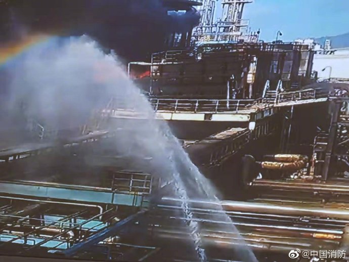 廣東珠海長煉石化工廠今(14)日發生爆炸。 圖:翻攝中國消防微博 廣東珠海長煉石化工廠今(14)日發生爆炸。 圖:翻攝中國消防微博