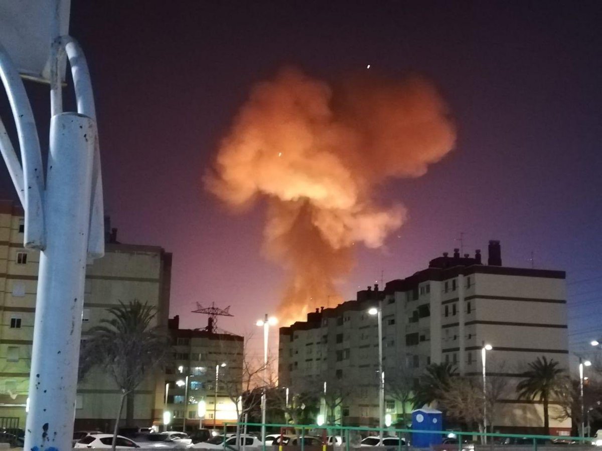西班牙加泰隆尼亞1間化學工廠14日晚間突然發生爆炸,濃煙直上雲霄,連數公里外都能看到。 圖:翻攝自Jordi Wild推特 西班牙加泰隆尼亞1間化學工廠14日晚間突然發生爆炸,濃煙直上雲霄,連數公里外都能看到。 圖:翻攝自Jordi Wild推特