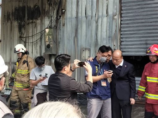 高雄市長韓國瑜也親自前往災區,抵至現場關心後續的處理進度。 圖:翻攝自網路 高雄市長韓國瑜也親自前往災區,抵至現場關心後續的處理進度。 圖:翻攝自網路