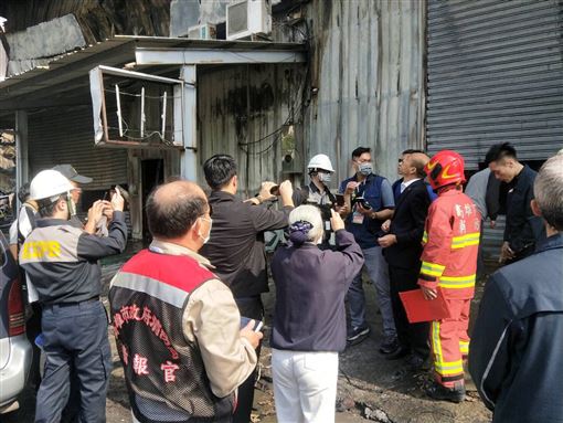 高雄市長韓國瑜也親自前往災區,抵至現場關心後續的處理進度。 圖:翻攝自網路 高雄市長韓國瑜也親自前往災區,抵至現場關心後續的處理進度。 圖:翻攝自網路