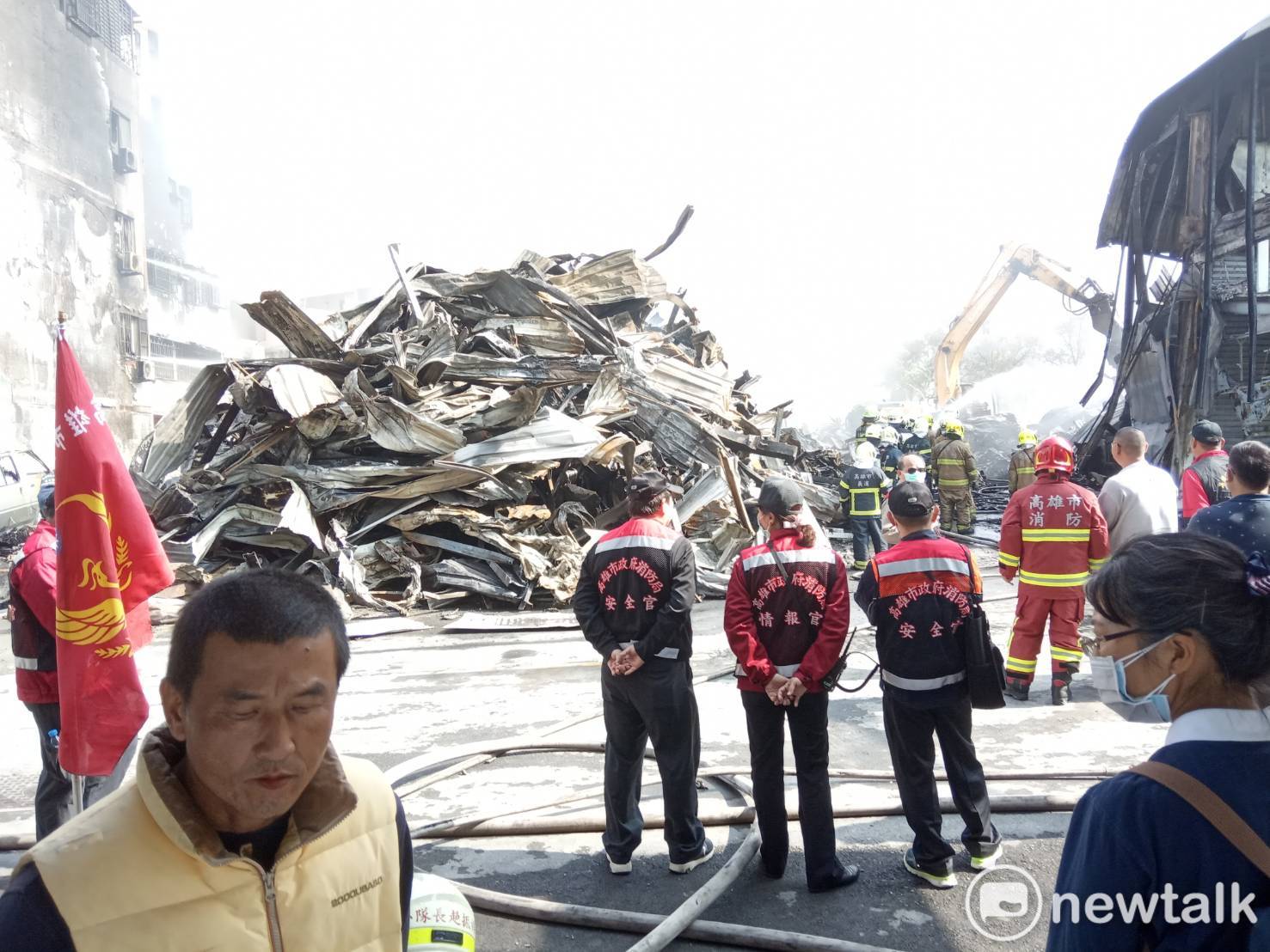 高雄市楠梓區東昌街一間工廠倉庫15日早上發生大火。 圖:孫家銘/攝 高雄市楠梓區東昌街一間工廠倉庫15日早上發生大火。 圖:孫家銘/攝